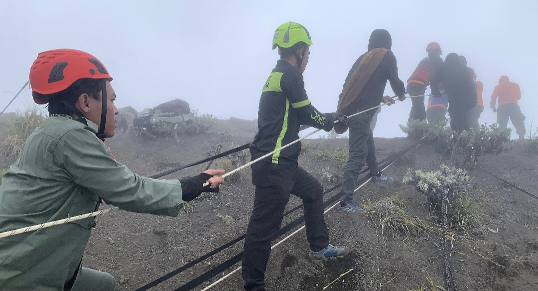 KERJA KEMANUSIAAN: Tim rescue berhasil mengevakuasi jenazah korban pendaki wanita atas Brasil, Rabu (25/6).