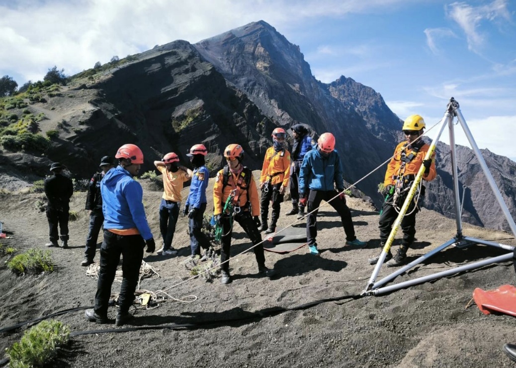 KERJA KEMANUSIAAN: Basarnas dan petugas gabungan memasang tali untuk proses evakuasi korban di area Cemara Nunggal, Gunung Rinjani, Senin (23/6).