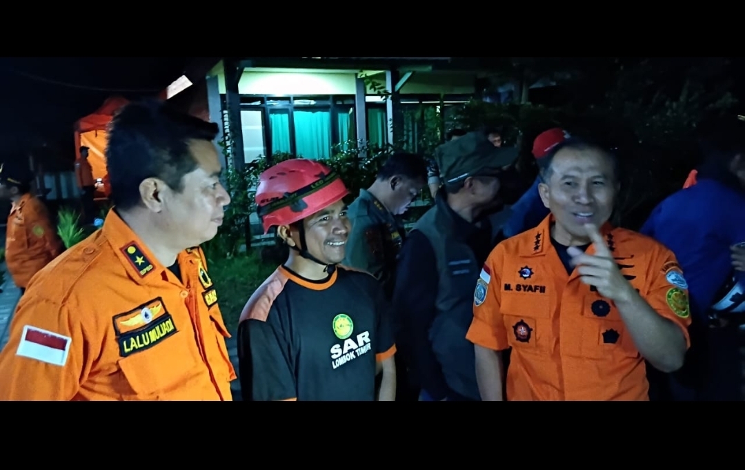 DISAMBUT: Samsul Fadli (tengah) disambut tim Basarnas Pusat dan Basarnas NTB saat tiba dari proses evakuasi WNA Brazil Juliana di Kantor Balai TNGR Sembalun, Lombok Timur, Rabu (25/6/2025).