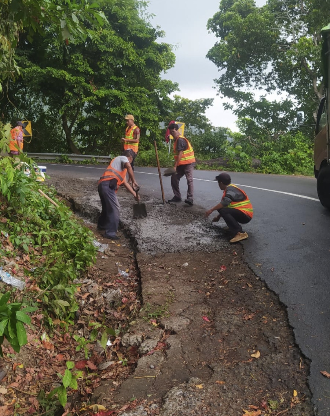 BENAHI INFRASTRUKTUR: Pekerja Dinas PUPR NTB turun melakukan perbaikan di ruas jalan Rembiga-Pemenang atau jalur Pusuk, Kamis (26/6).