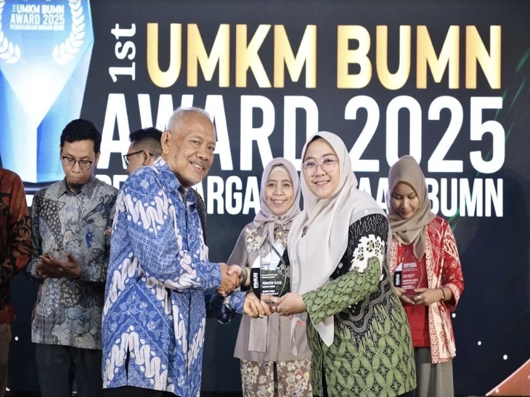 AWARD: Juri memberikan award pada acara UMKM BUMN Award 2025 di Jakarta, Rabu (25/6/2025).