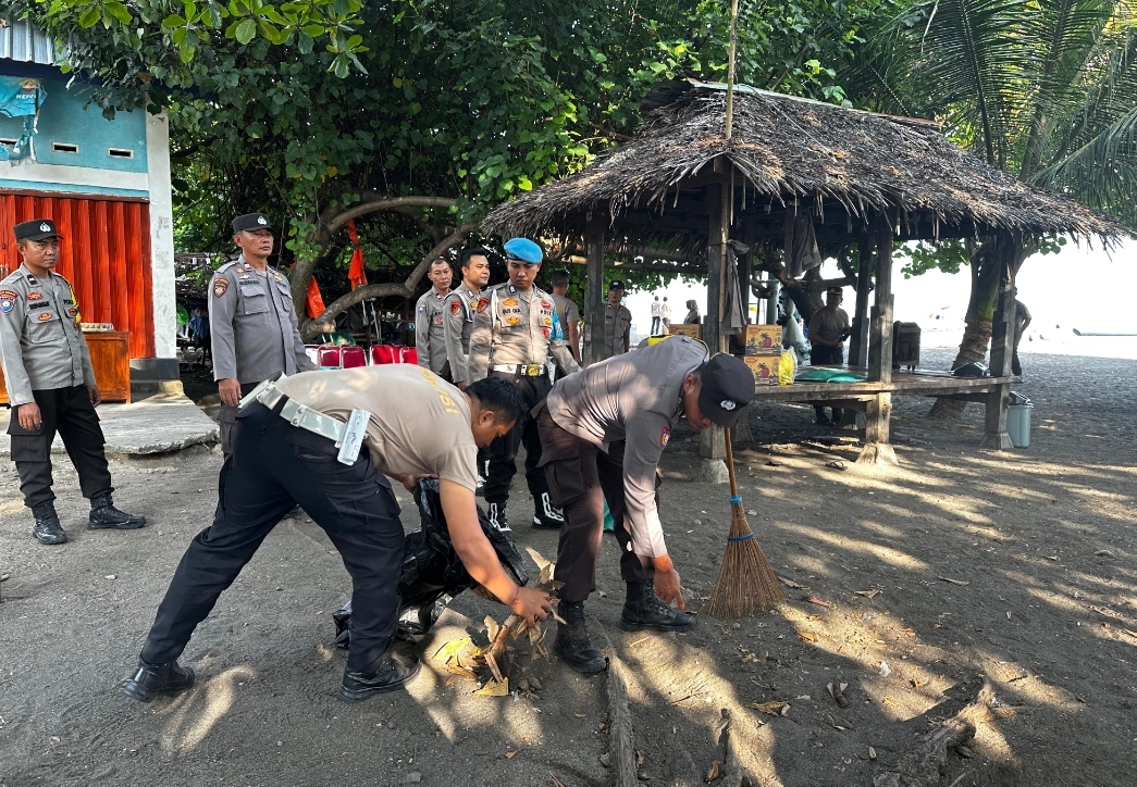 Sejumlah personel Polres Lombok Utara membersihkan Pantai Kerakas, Kamis (26/6).