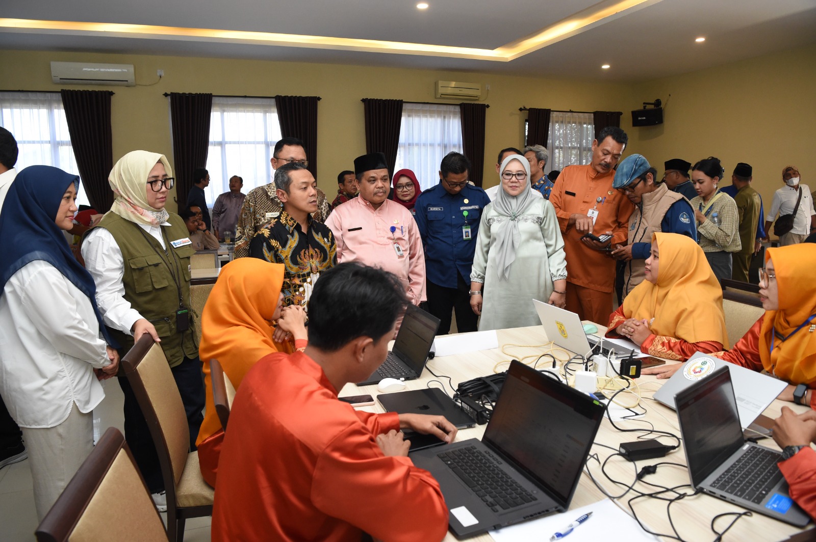 Wamendikdasmen Fajar Riza Ul Haq, dalam pemantauan SPMB ke SMAN 3 Batam dan SMKN 7 Batam, Kepri, Rabu (25/6).