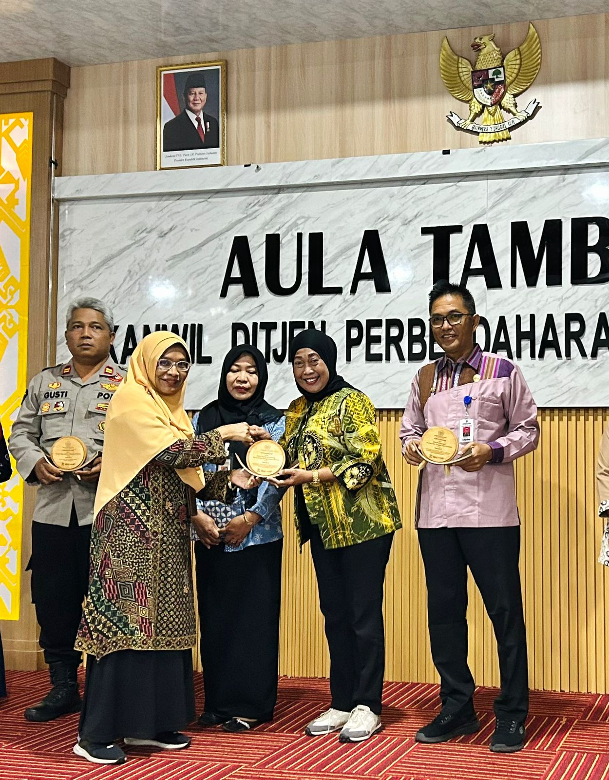 Sekretaris Dispora NTB Asnirawati mewakili Dispora NTB menerima penghargaan sebagai Bendahara Pengeluaran Terbaik Peringkat 2 Tahun Anggaran 2024 untuk Kategori Satker DK/TP KPPN Mataram.