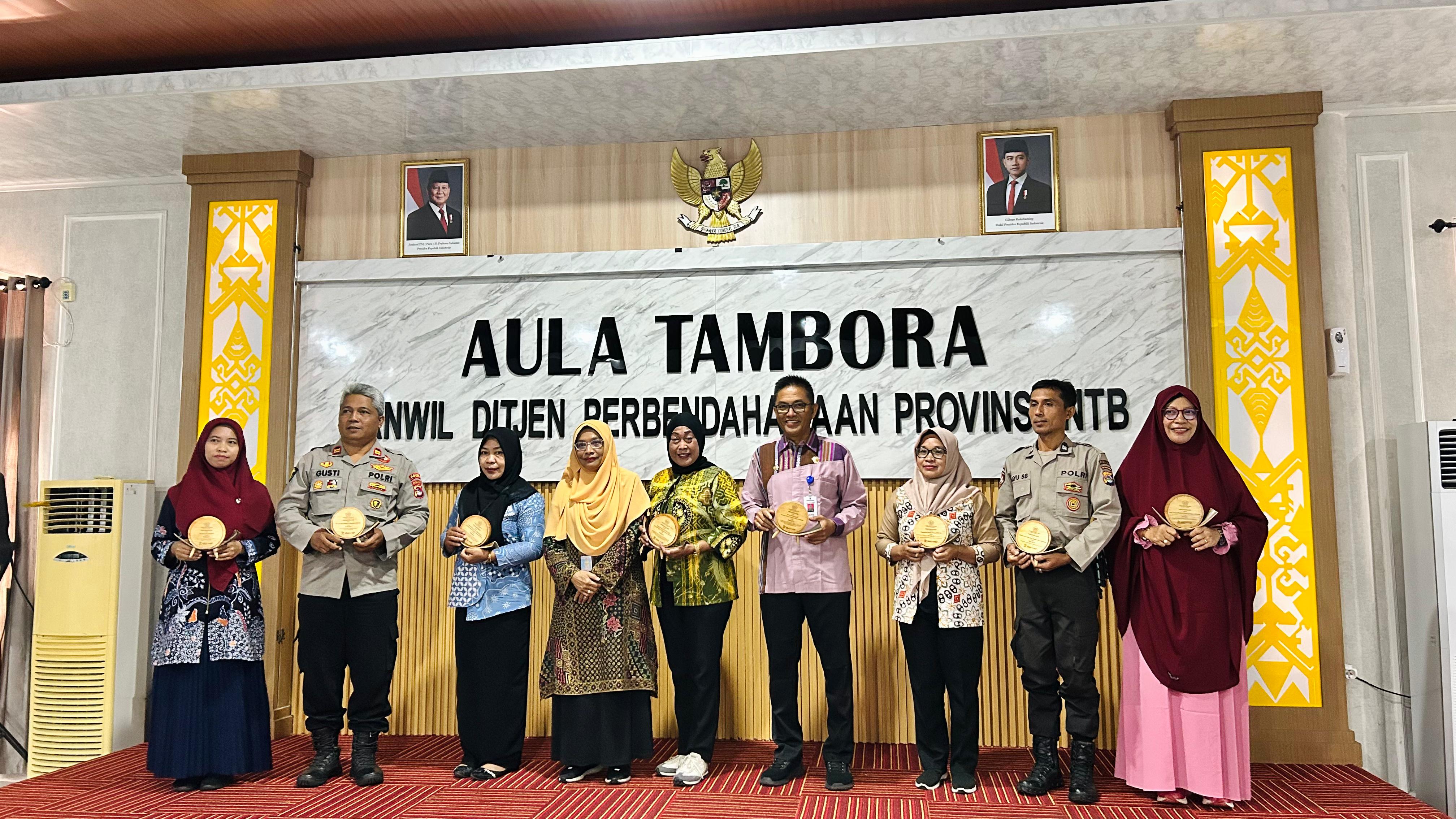 Sekretaris Dispora NTB Asnirawati mewakili Dispora NTB menerima penghargaan sebagai Bendahara Pengeluaran Terbaik Peringkat 2 Tahun Anggaran 2024 untuk Kategori Satker DK/TP KPPN Mataram.