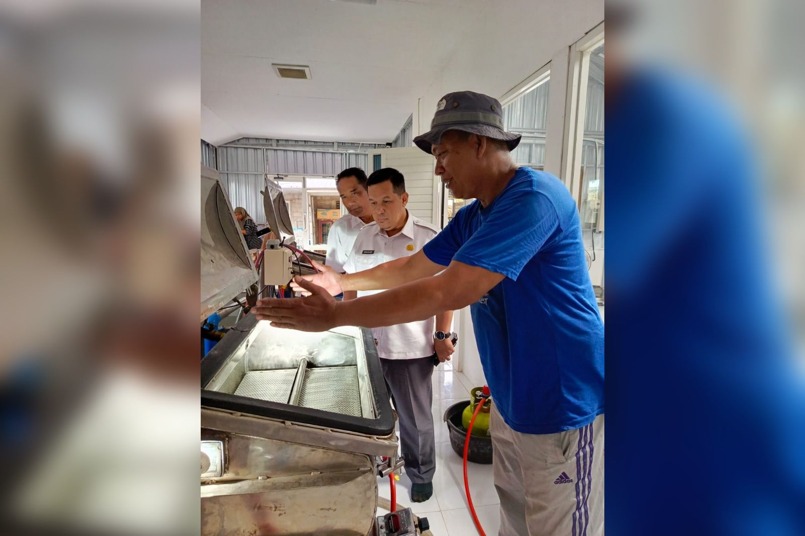 PENGUATAN UMKM: Kepala Bidang Hortikultura Distanbun NTB Mahjulan (tengah) melihat proses produksi olahan pangan di KWT Anggrek, Loteng, Rabu (25/6).