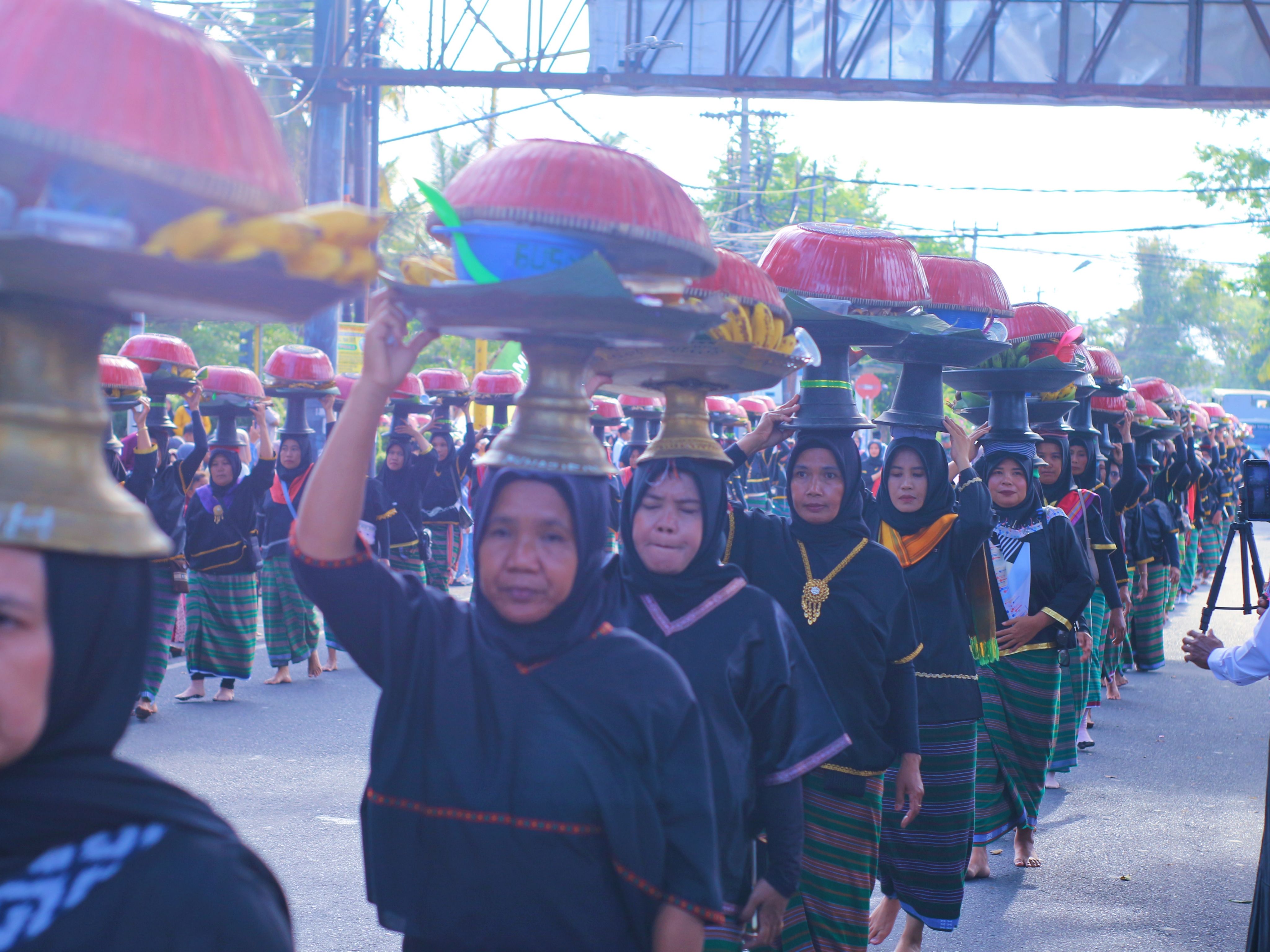 Ibu-ibu dari Desa Pengadangan saat mengikuti parade seribu dulang tebolak beak, pada saat peringatan 1 Muharram, di Taman Rinjani Selong, Kamis (26/6). (Supardi/Lombok Post).