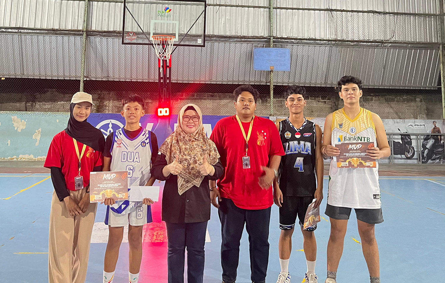 Foto bersama para MVP dari semua kategori.