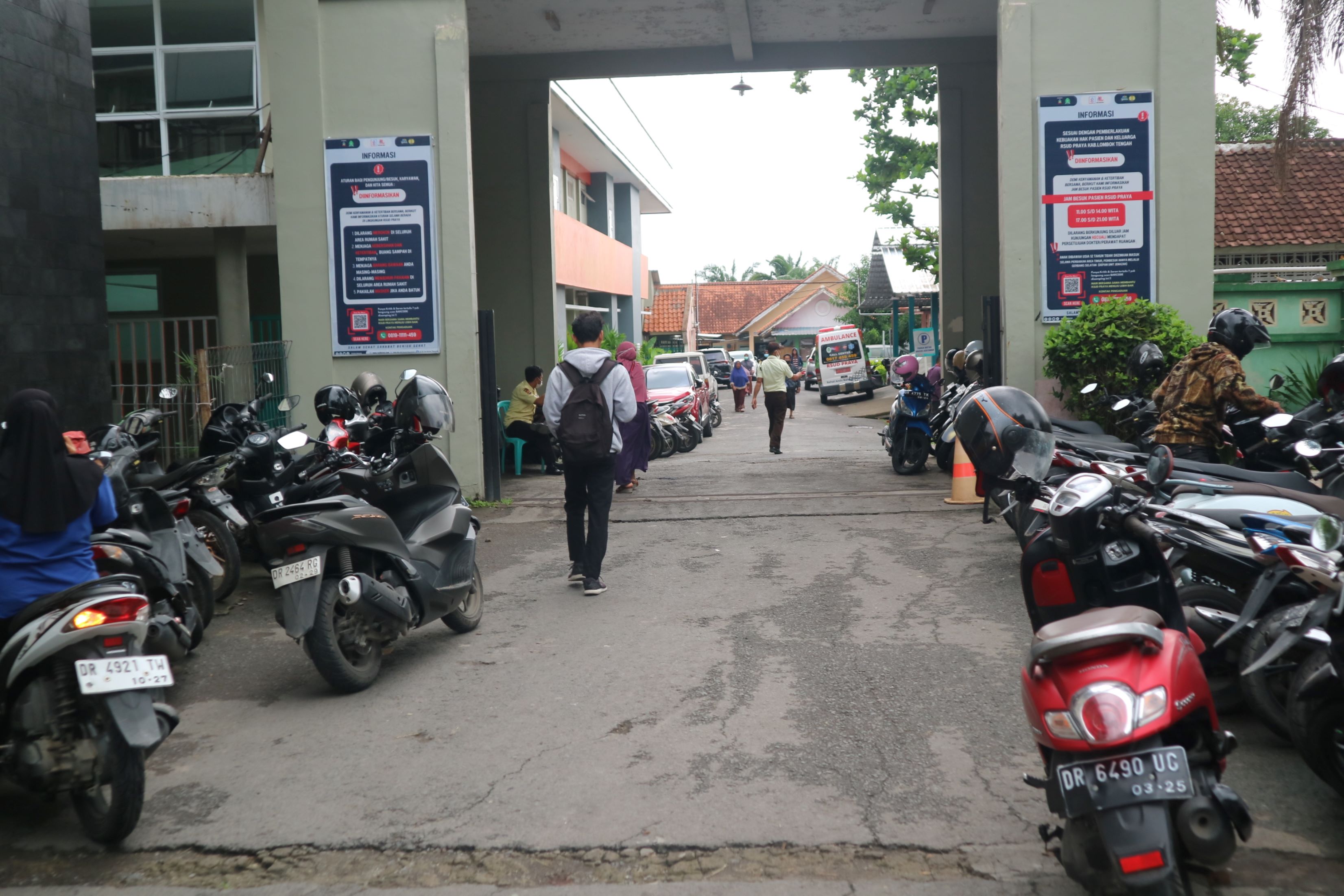 MENYEMPIT: Inilah kondisi parkir kendaraan bermotor yang semrawut akibat lahan parkir yang sempit di RSUD Praya, Loteng, belum lama ini.