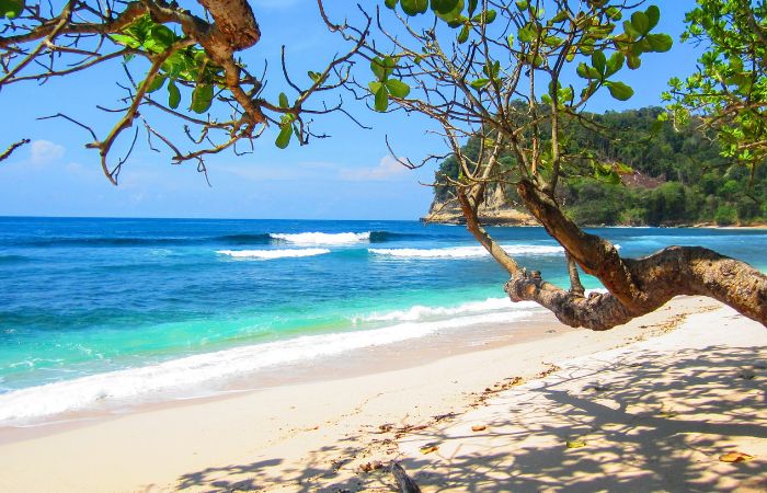 Pantai Orong Bukal menjadi destinasi wisata di Lombok Barat yang mirip Raja Ampat