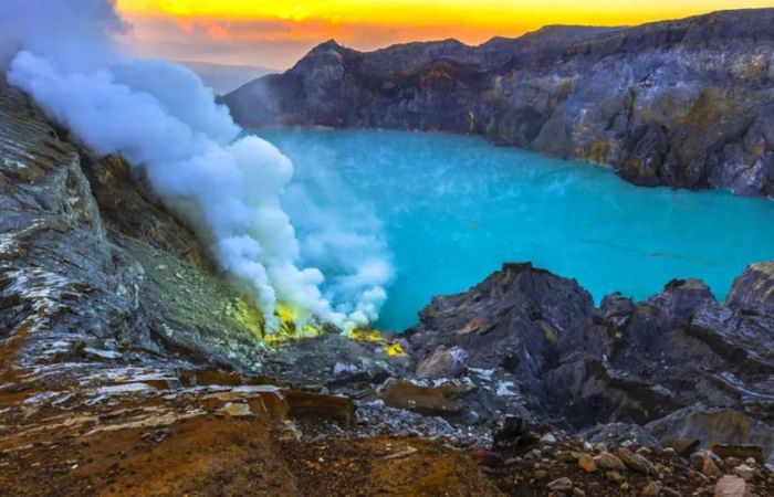 Gunung Ijen yang cocok didaki oleh pemula