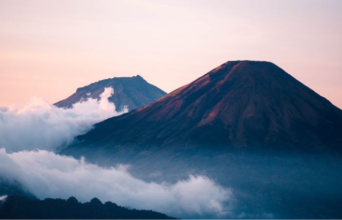 Ilustrasi Gunung Lokon yang cocok didaki pemula