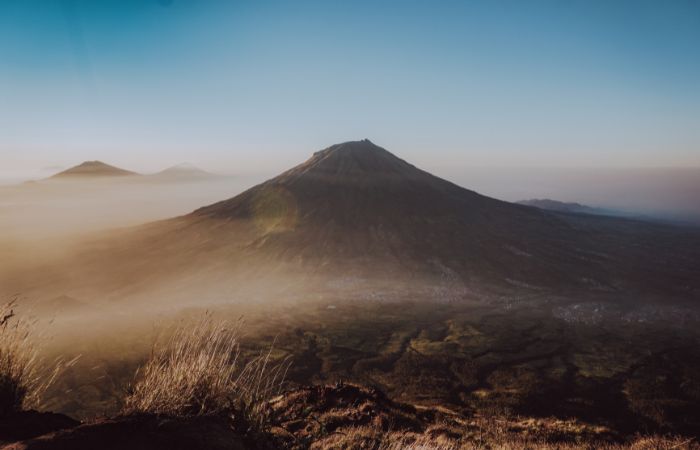 Ilustrasi Gunung Sibayak yang cocok didaki oleh pemula