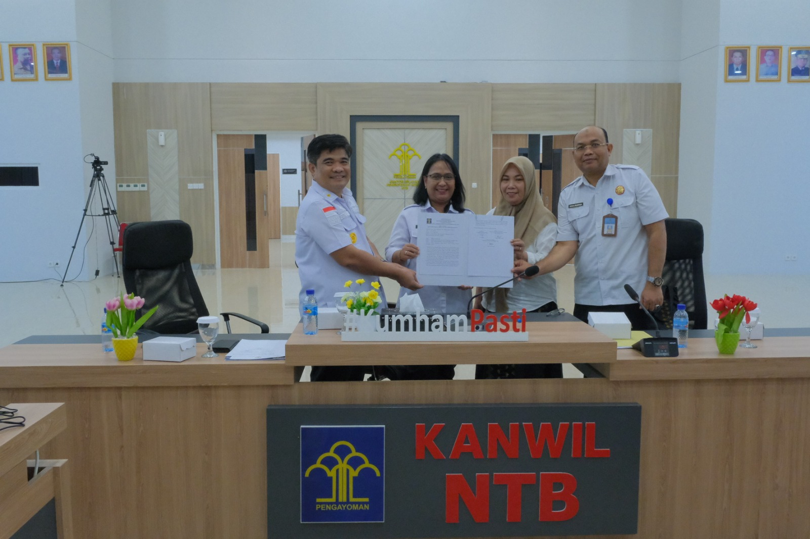 Berita acara hasil harmonisasi antara Pemrakarsa dengan Kepala Divisi Peraturan Perundang-undangan dan Pembina Hukum disaksikan Kepala Kantor Wilayah Kementerian Hukum NTB I Gusti Putu Milawati.