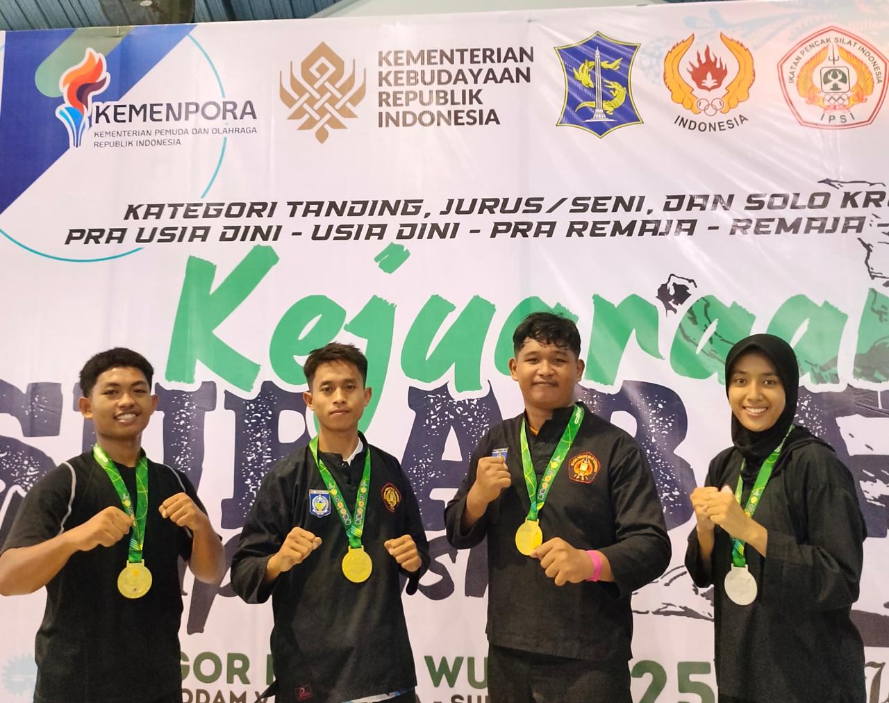 Para mahasiswa Universitas Hamzanwadi peraih medali dalam kejuaraan pencak silat yang diadakan di Surabaya.