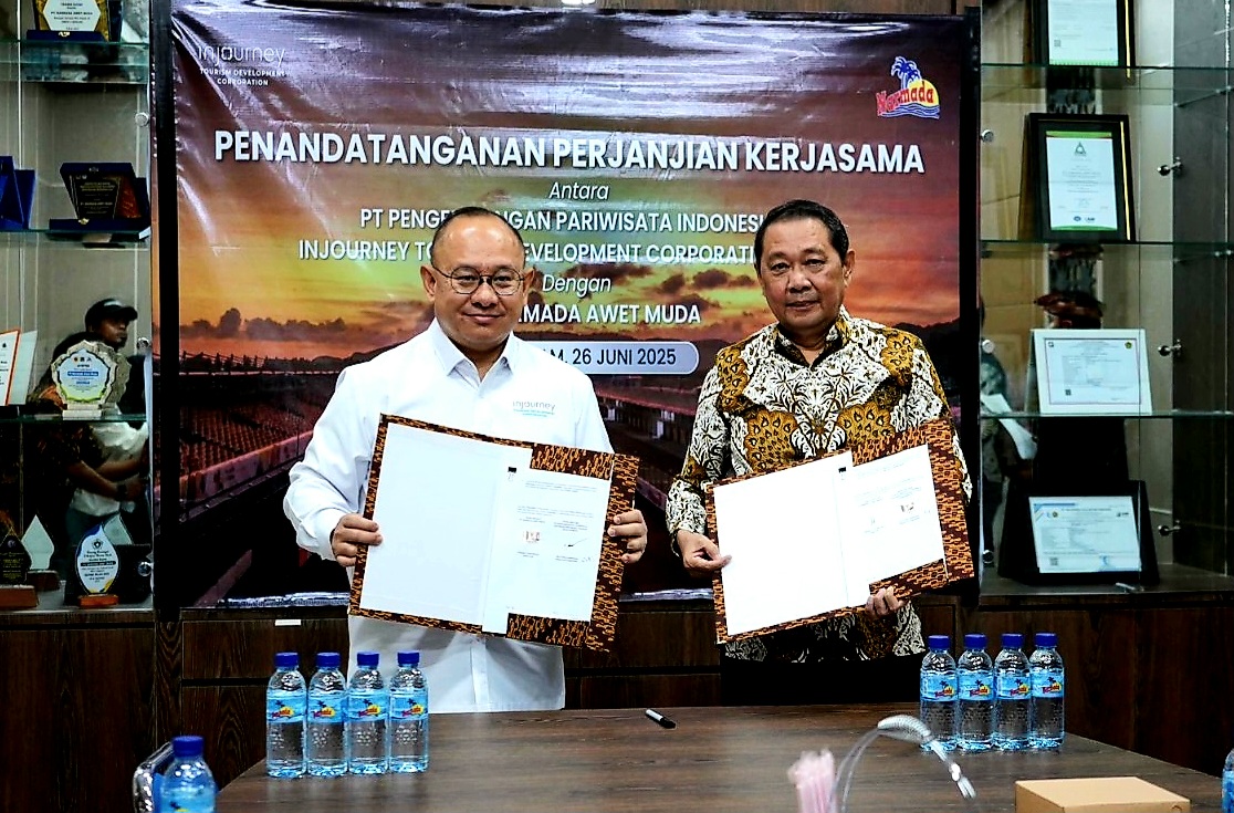 Direktur Komersial ITDC, Troy Warokka menunjukkan MoU dengan Direktur PT Narmada Awet Muda Pengky Yupiter.