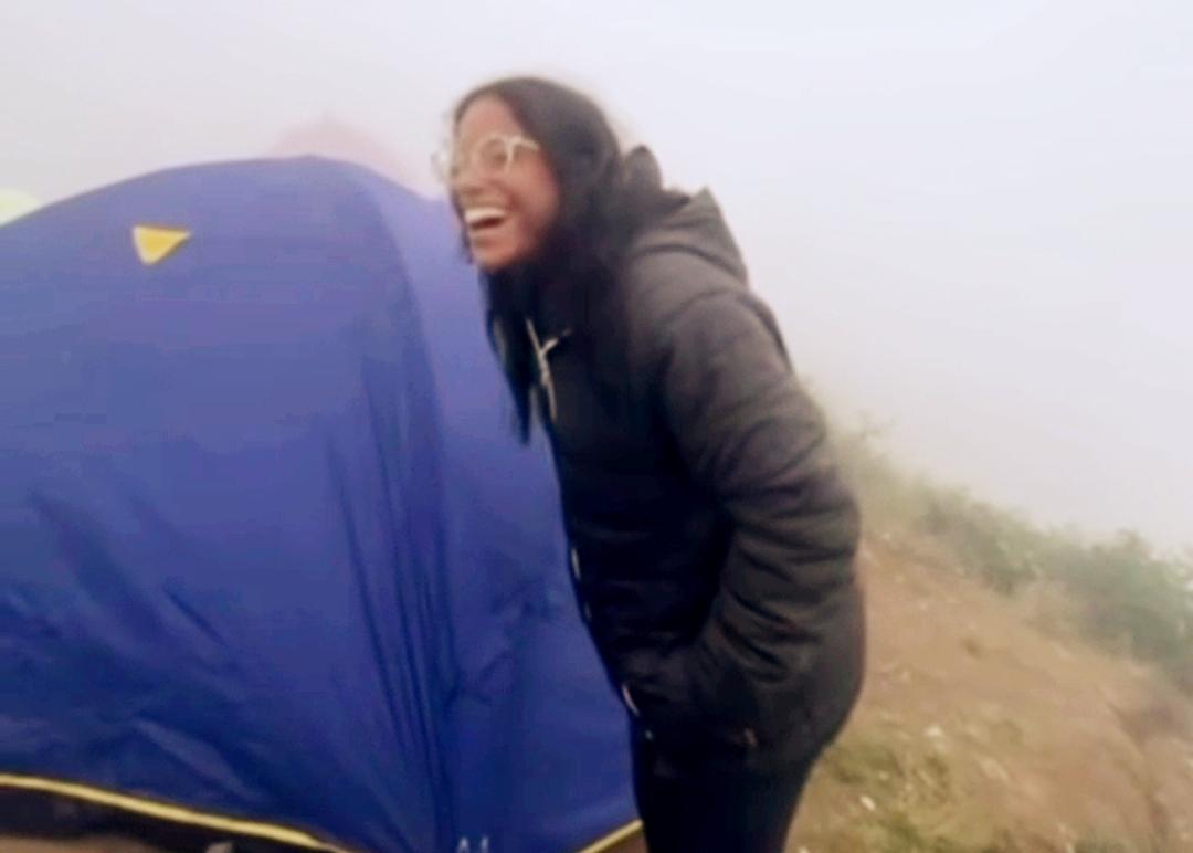 Beredar video Juliana Marins beberapa jam sebelum jatuh ke jurang Rinjani,  ekspresinya tampak begitu bahagia.