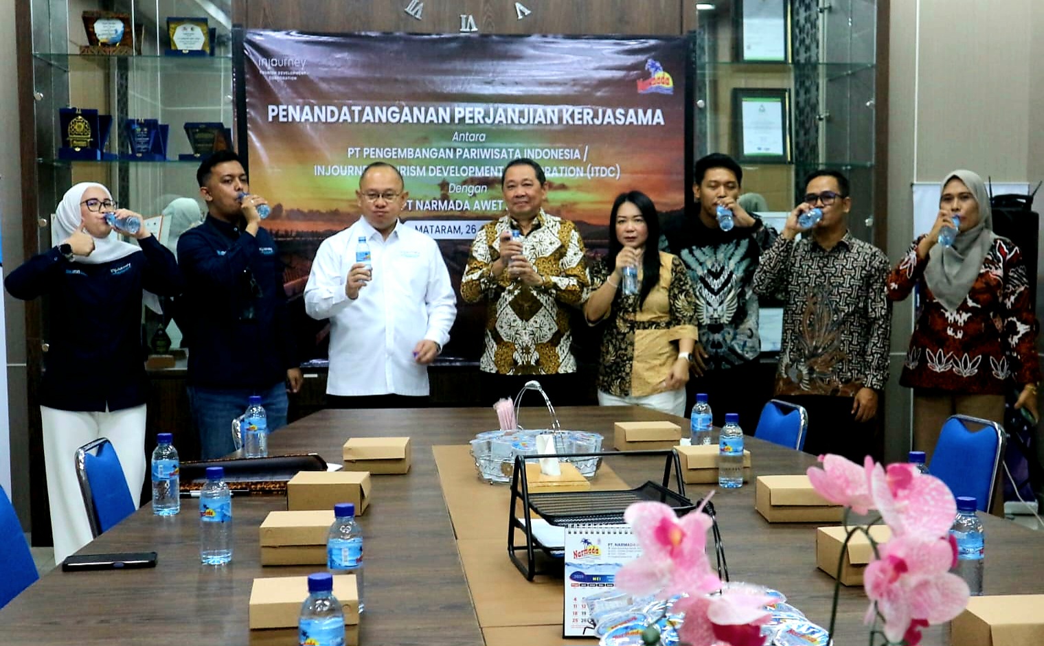 ITDC menjalin MoU dengan PT Narmada Awet Muda di kantornya yang ada Lombok Barat, Provinsi NTB,  Rabu, (26/6) terkait kerja sama support air minum perhelatan MotoGP Mandalika 2025.