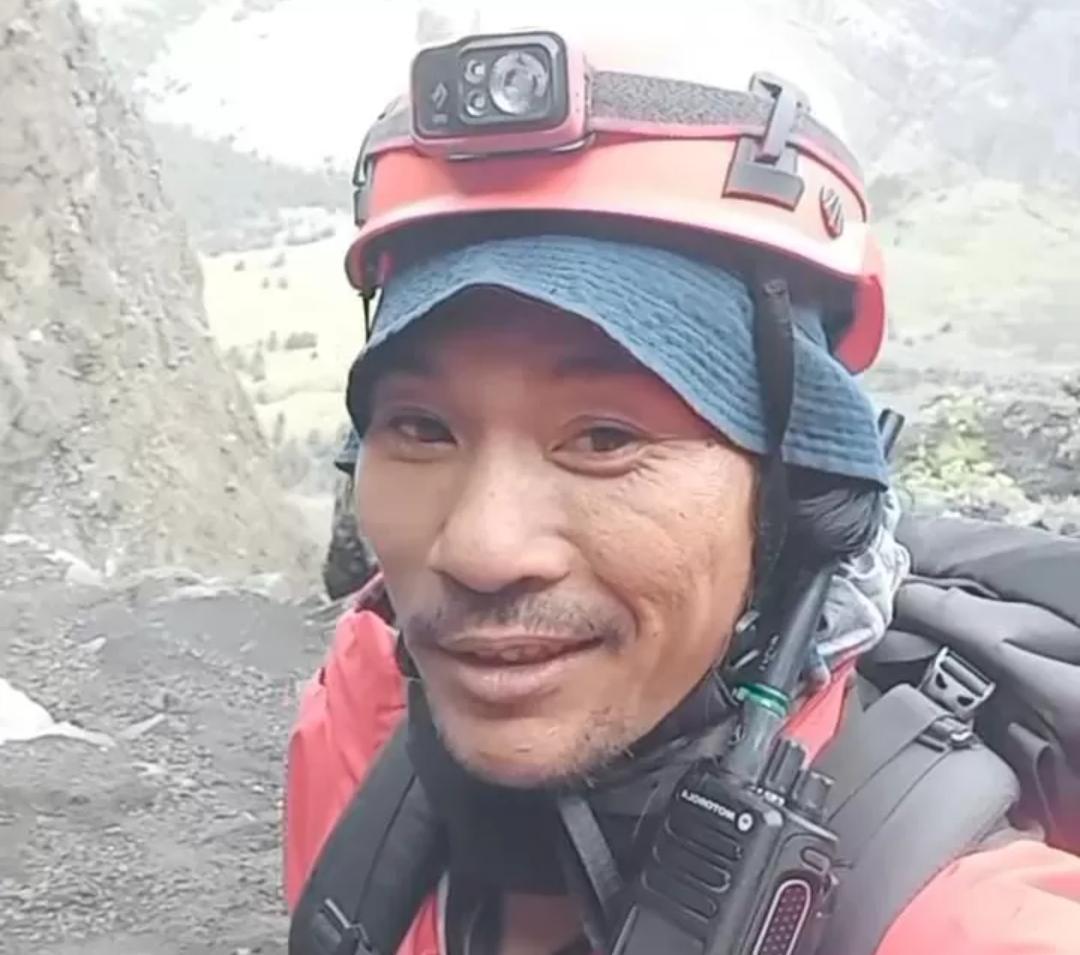 Agam Rinjani, menjadi pahlawan penyelamat Juliana Marins ditengah hujatan netizen gara-gara hanya mampu mengevakuasi jasad.