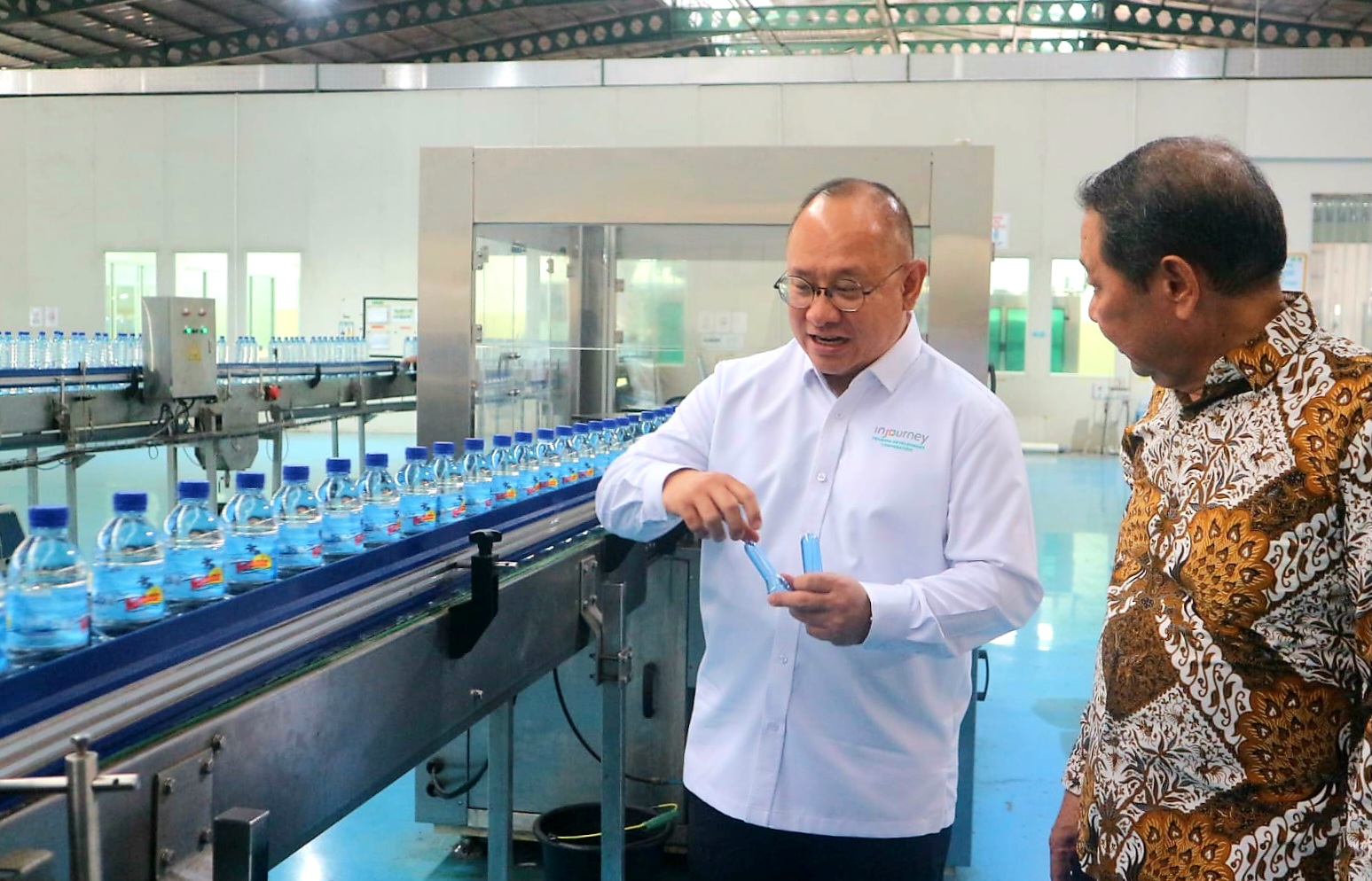 Direktur PT Narmada Awet Muda Pengky Yupiter mengajak  Direktur Komersial ITDC, Troy Warokka meninjau pabrik produksi air minum kemasan Narmada di Lingsar, Lombok Barat.