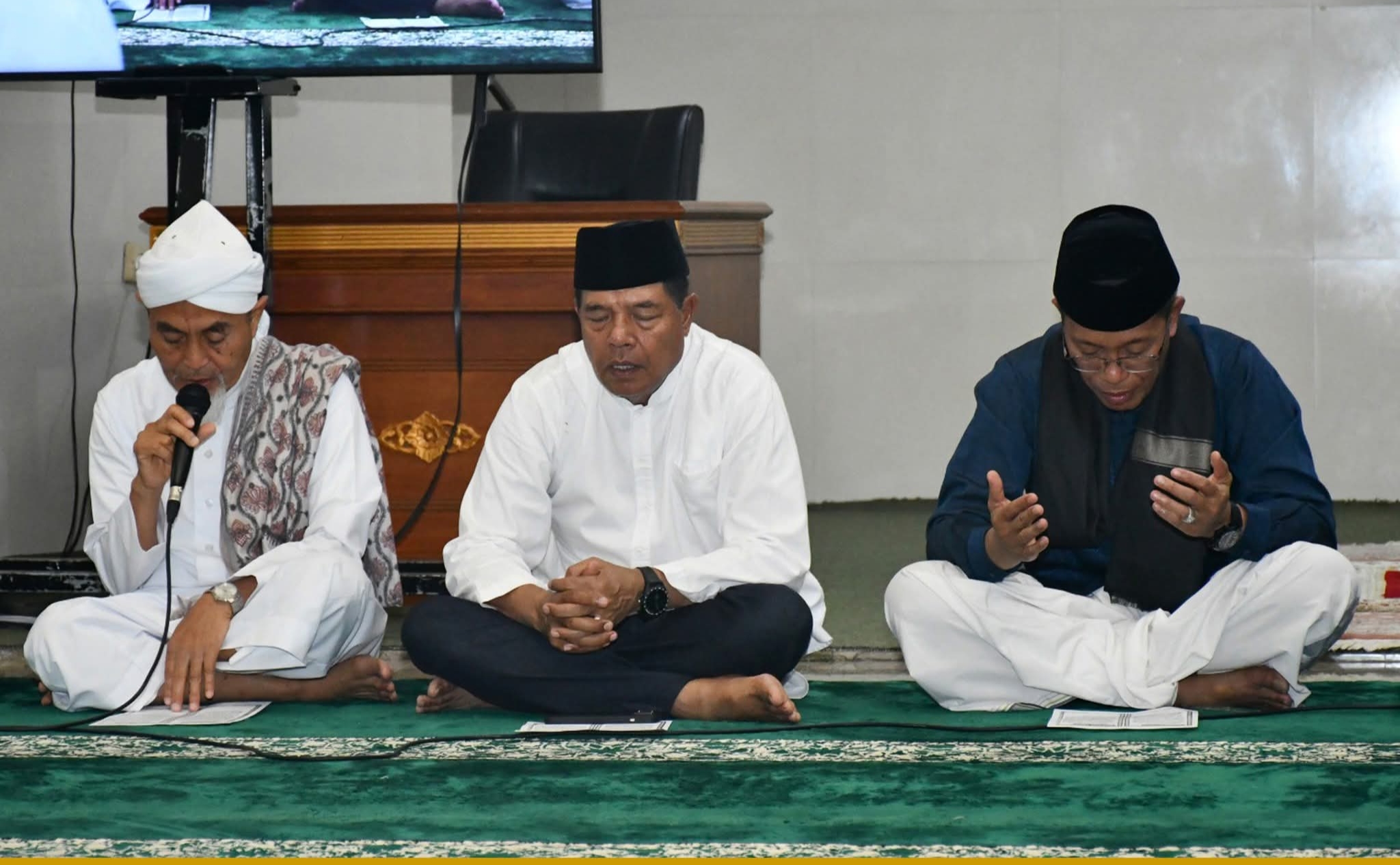Bupati Lombok Timur H Haerul Warisin (Tengah) saat mengikuti doa bersama awal dan akhir tahun di Masjid raya Al Mujahidin Selong pada pergantian malam tahun baru Islam.