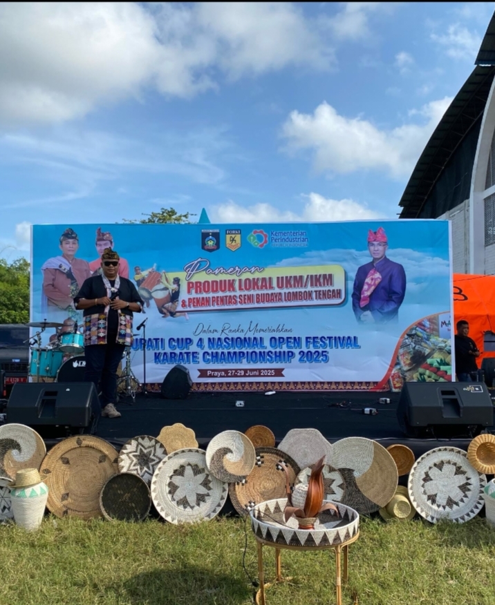 Pameran IKM dan UKM dari Disperindag ramaikan turnamen nasional karate Bupati Cup IV di Lombok Tengah, Jumat (27/6).