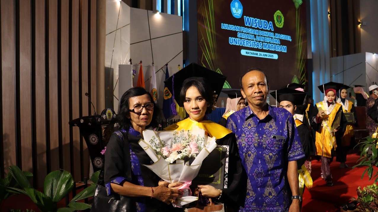 Ni Ketut Laksmi Grahestika, M.T, wisudawan cumlaude Magister Teknik Sipil Unram bersama orang tuanya pada acara wisuda di Auditorium M Yusuf Abubakar, Kamis lalu (26/6).