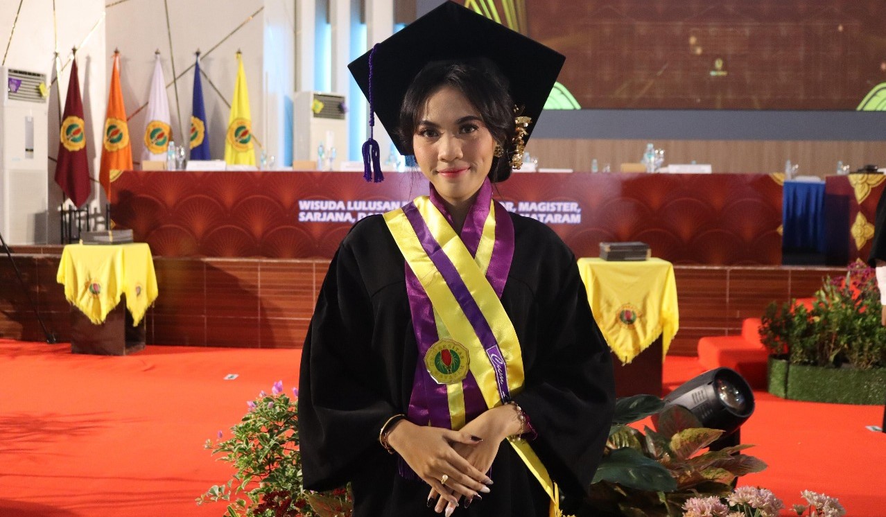 Ni Ketut Laksmi Grahestika, M.T, wisudawan cumlaude Magister Teknik Sipil Unram.