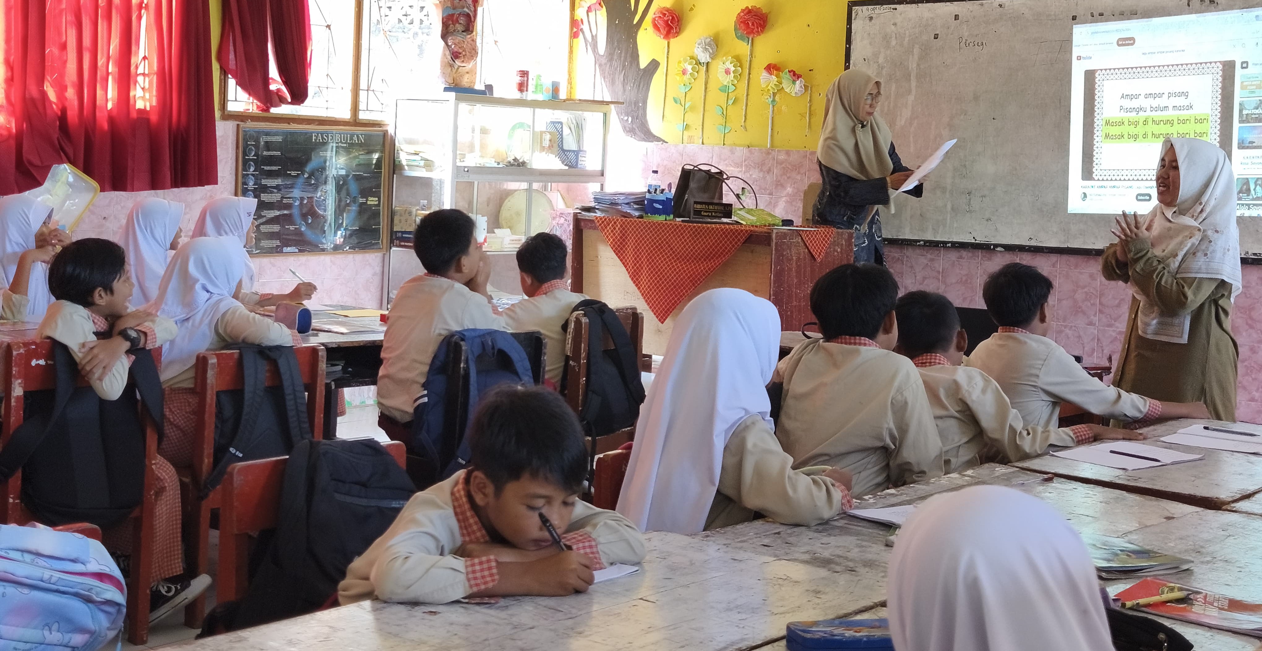 Para murid SDN 39 Mataram belajar matematika melalui Melantika di sekolah setempat.