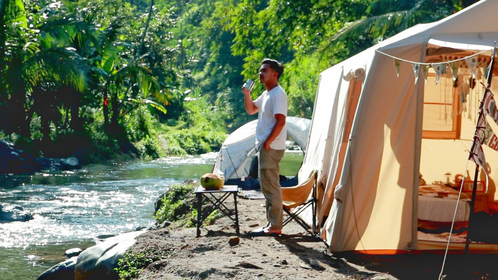 MENIKMATI ALAM: Sejumlah pengunjung bermain river tubing dan berkemah di Wisata Alam Selak Aik, Desa Aik Berik, Batukliang Utara, Loteng.
