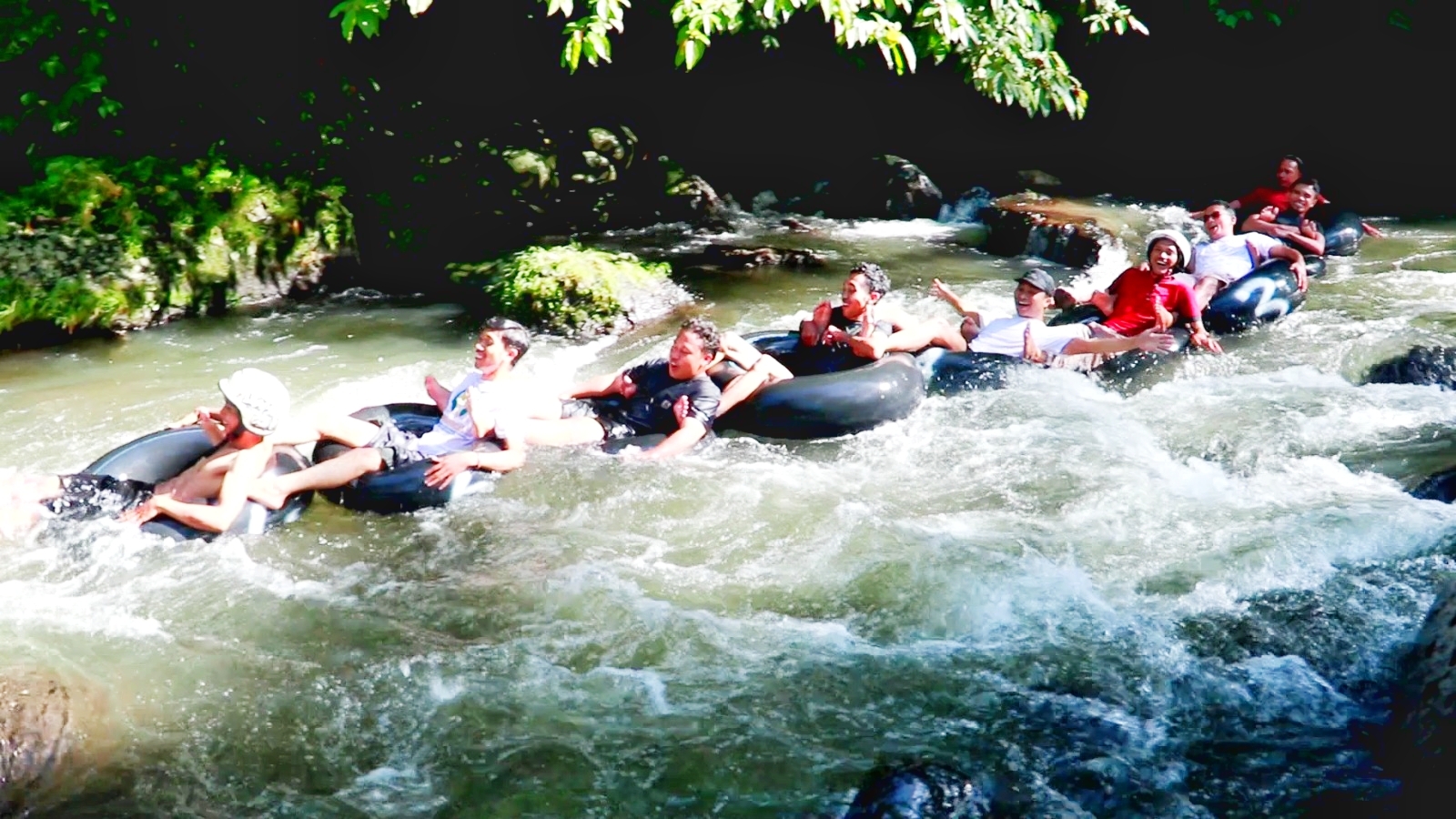 MENIKMATI ALAM: Sejumlah pengunjung bermain river tubing di Wisata Alam Selak Aik, Desa Aik Berik, Batukliang Utara, Loteng.