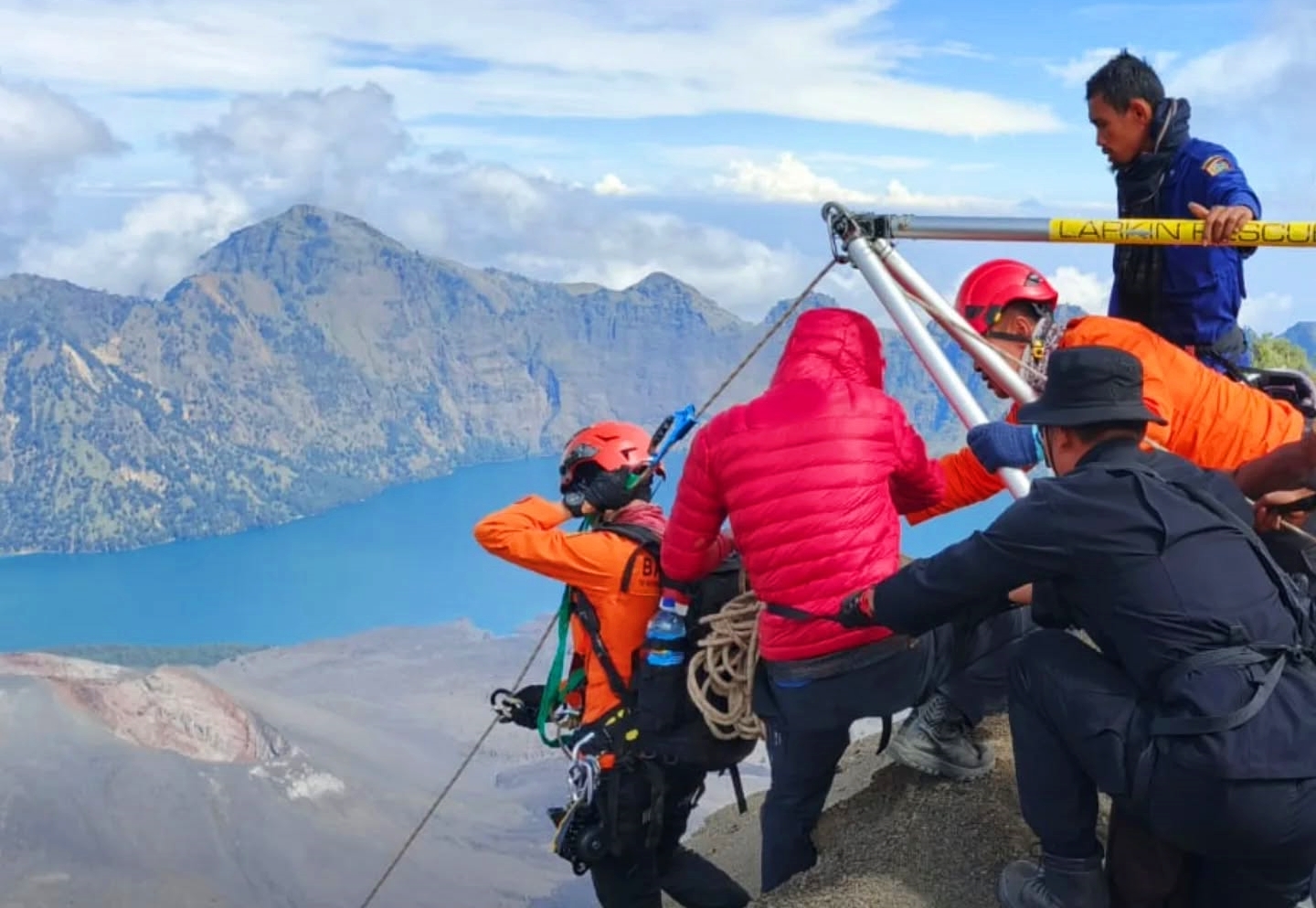 BERPACU DENGAN WAKTU: Tim SAR Gabungan bahu-membahu melakukan evakuasi jenazah Juliana Marins yang jatuh di kawasan Cemara Nunggal, ke arah Danau Segara Anak, Gunung Rinjani belum lama ini.