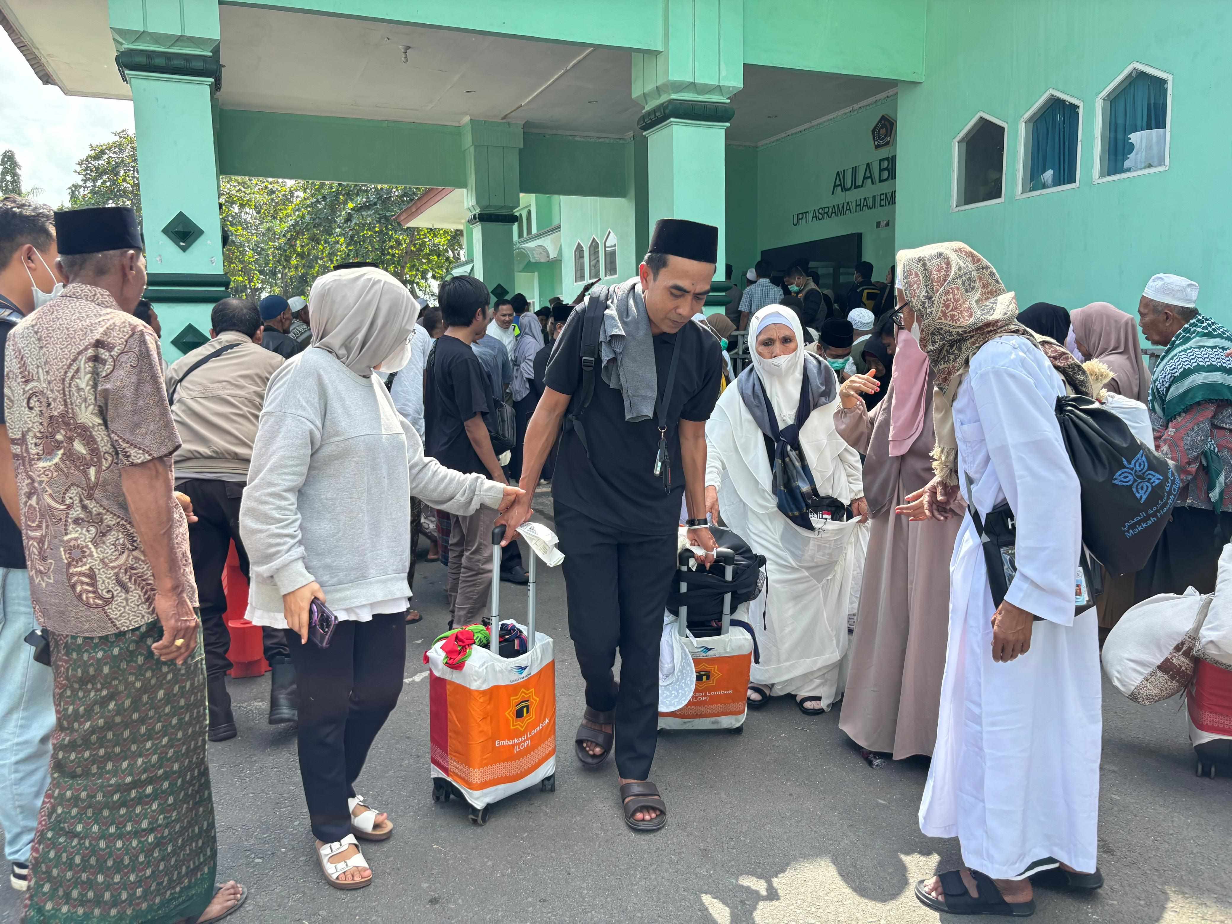 KEMBALI BERKUMPUL: Pihak keluarga menjemput jamaah haji, setibanya di UPT Asrama Haji Embarkasi Lombok, belum lama ini.