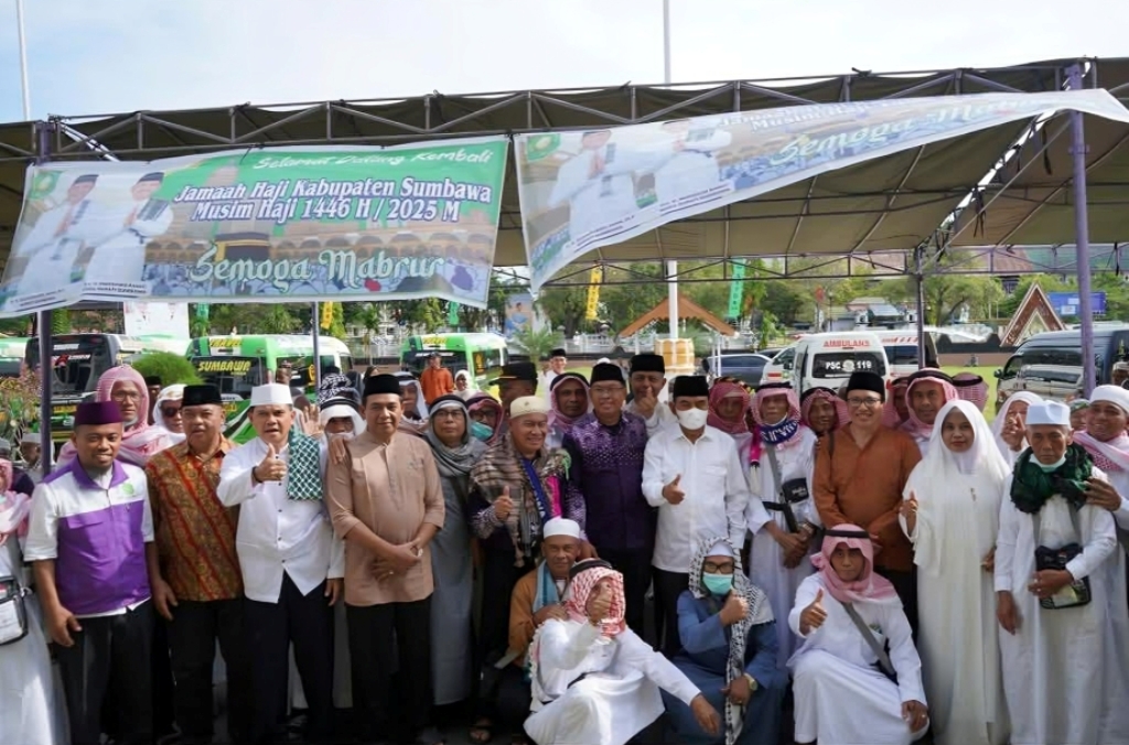 SAMBUT JAMAAH HAJI: Wabup Sumbawa Mohamad Ansori berfoto bersama para jamaah haji di halaman kantor Bupati Sumbawa, Jumat (27/6).