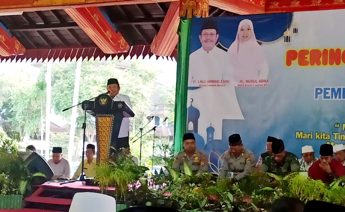 SAMPAIKAN SAMBUTAN: Bupati Lobar Lalu Ahmad Zaini saat menyampaikan sambutan dalam peringatan tahun baru Islam 1 Muharam, Kamis (26/6).