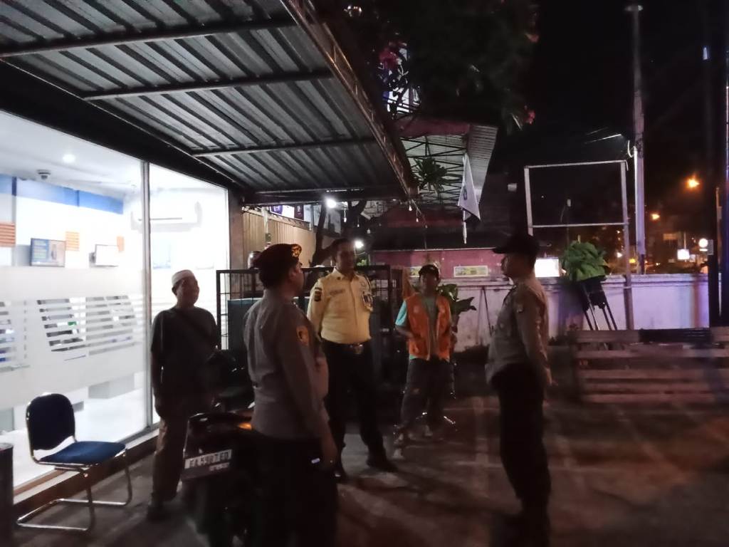 ANTISIPASI KEJAHATAN: Anggota Polsek Selaparang lakukan patroli dialogis dengan masyarakat, Jumat dini hari (27/6).