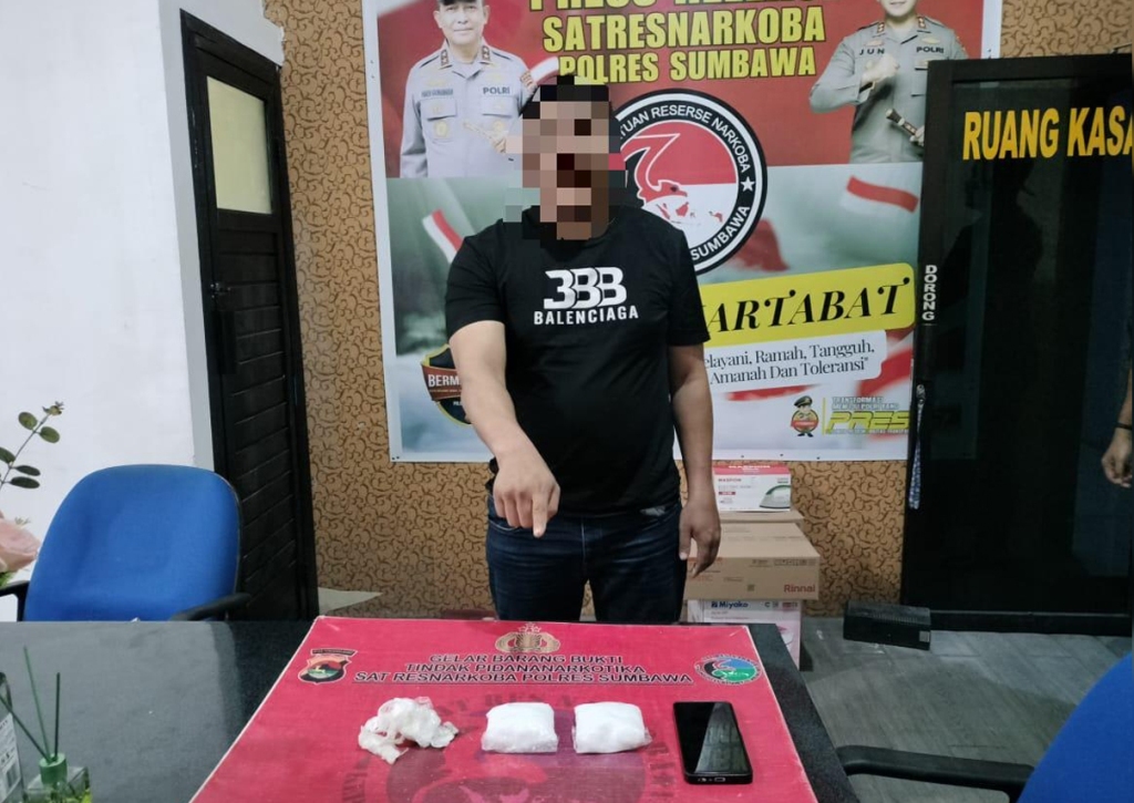 INI PELAKUNYA: Kurir sabu H diamankan bersama barang bukti sabu di Polres Sumbawa, beberapa hari lalu.