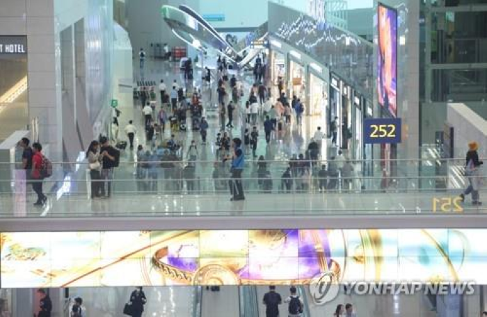 Petugas medis dan kepolisian melakukan evakuasi di lokasi jatuhnya WNI di Terminal 2 Bandara Internasional Incheon, Korea Selatan. (Sumber: Yonhap)