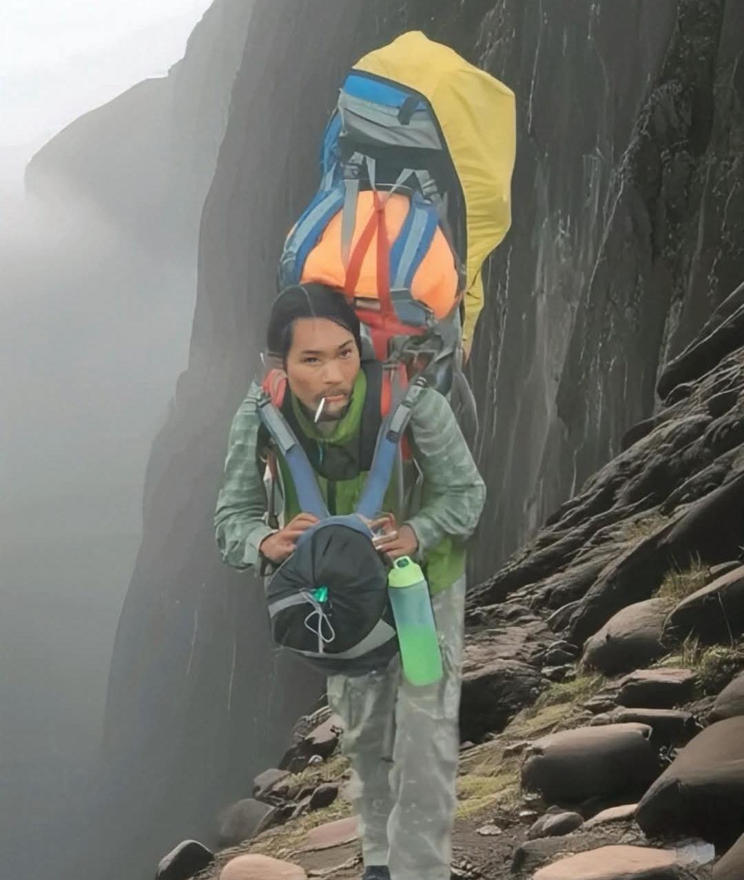 Perjuangan Agam Rinjani menjangkau posisi Juliana Marins hingga mengangkut jasadnya ke atas membuat warga Brasil begitu terharu.