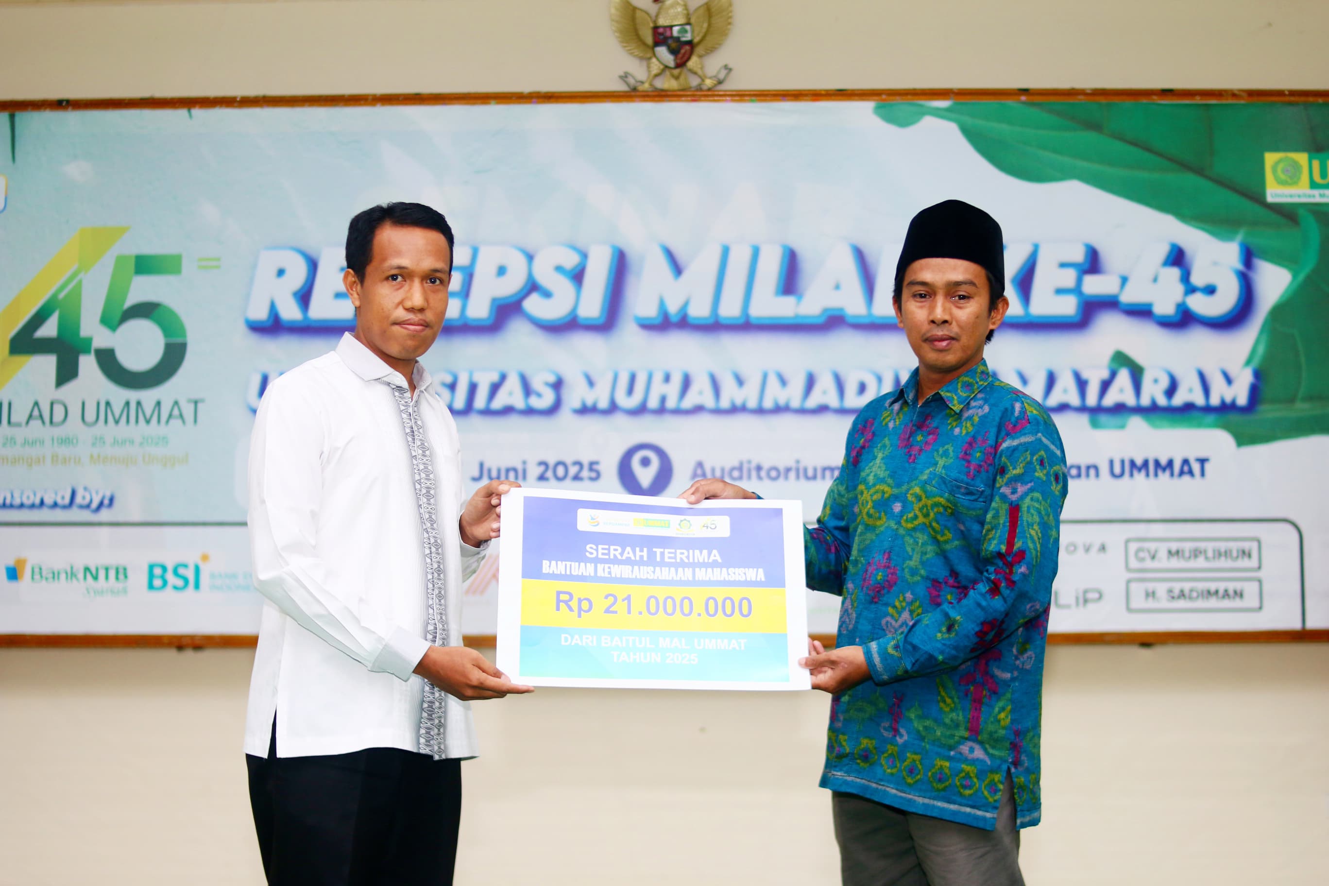 Penyerahan bantuan kewirausahaan bagi mahasiswa oleh Ketua Baitul Mal UMMAT Habiburrahman (kiri), di Auditorium H Anwar Ikraman, Jumat (27/6).
