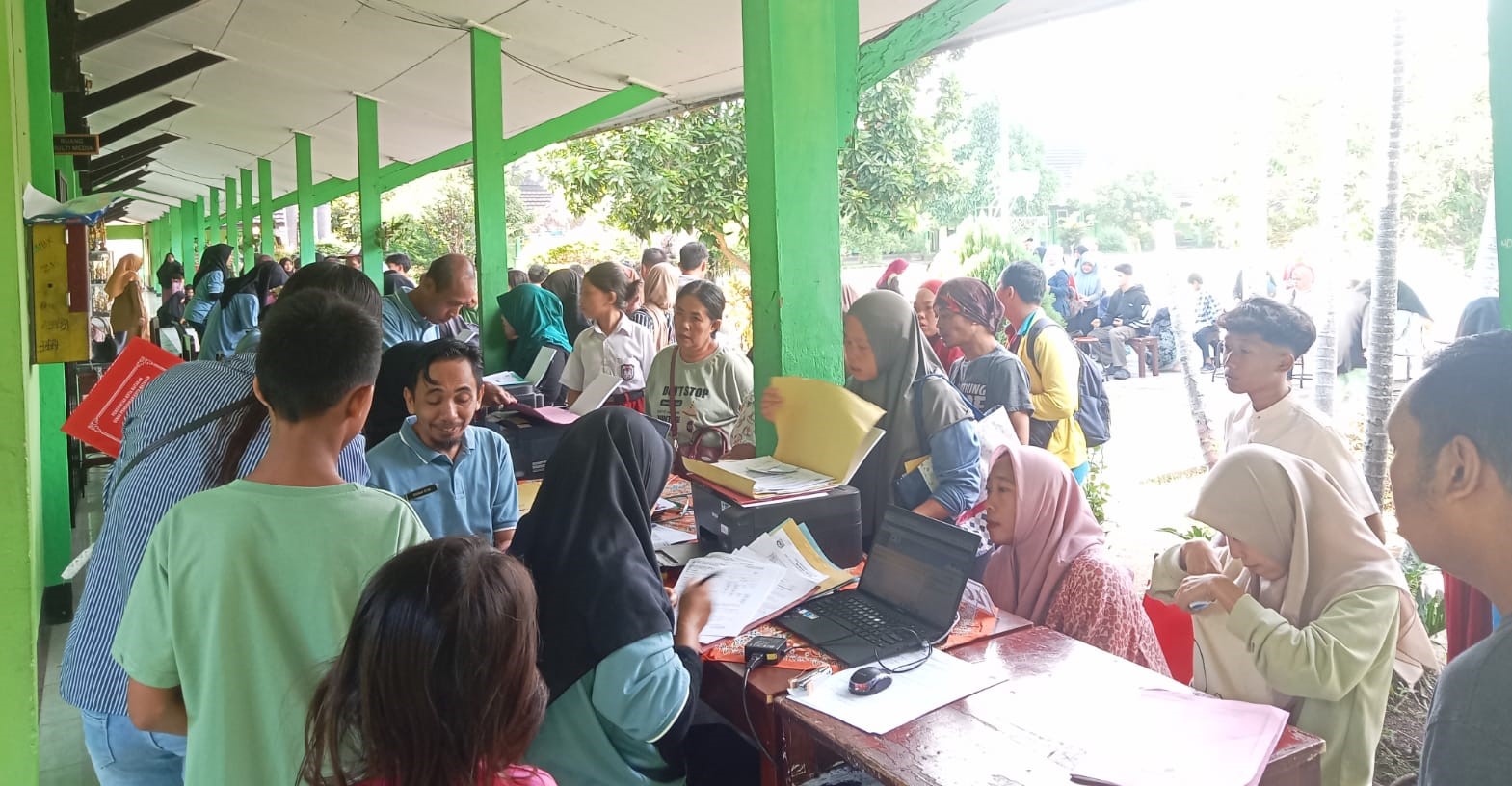 Para orang tua mendaftarkan anaknya pada SPMB di SMPN 10 Mataram.