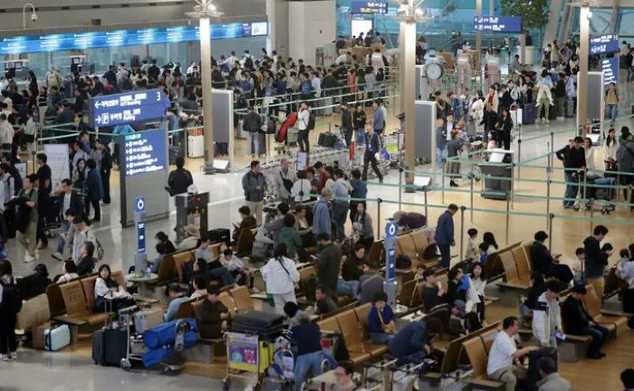 Petugas medis dan kepolisian melakukan evakuasi di lokasi jatuhnya WNI di Terminal 2 Bandara Internasional Incheon, Korea Selatan. (Sumber: Yonhap)