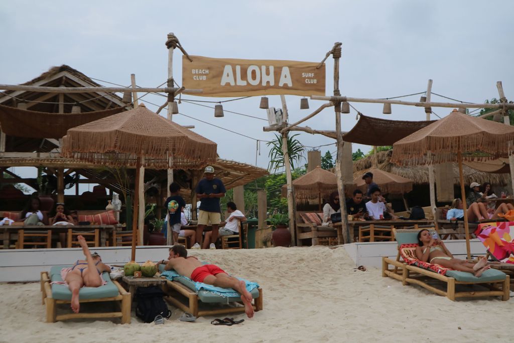 TEMPAT FAVORIT: Para wisatawan asing sedang menikmati suasana alam dan asri di pesisir Pantai Tanjung Aan, Desa Sengkol, Pujut, Lombok Tengah.