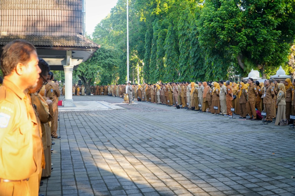 BERBARIS RAPI: ASN lingkup pemerintahan Kota Mataram di halaman Kantor Wali Kota beberapa waktu lalu.