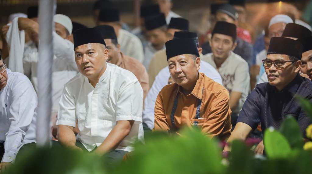 SIRAMAN ROHANI: Sekda Kota Mataram Lalu Alwan Basri, Ketua DPRD Kota Mataram Abdul Malik, Forkopimda, dan warga yang hadir dalam acara, Kamis malam (26/6).