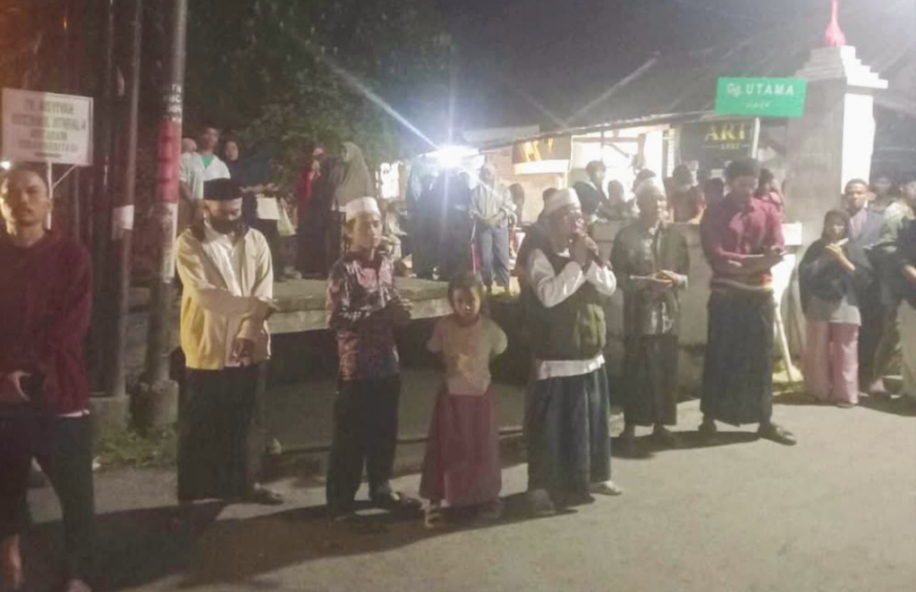 MEMANJATKAN DOA: Sejumlah warga dipimpin tokoh agama membaca doa untuk menyambut Tahun Baru Islam 1447 H, Kamis malam (26/6).