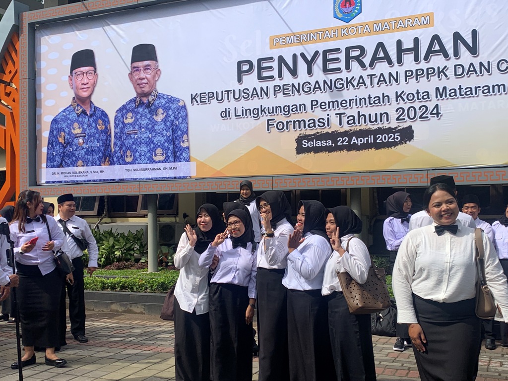 BERBAHAGIA : Para PPPK seusai menerima SK jabatan beberapa waktu lalu.