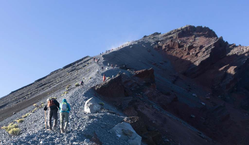 MENUJU PUNCAK RINJANI: Inilah jalur menuju puncak Gunung Rinjani. Dewan mendorong pemerintah segera melengkapi berbagai peralatan yang mendukung keselamatan dan evakuasi.