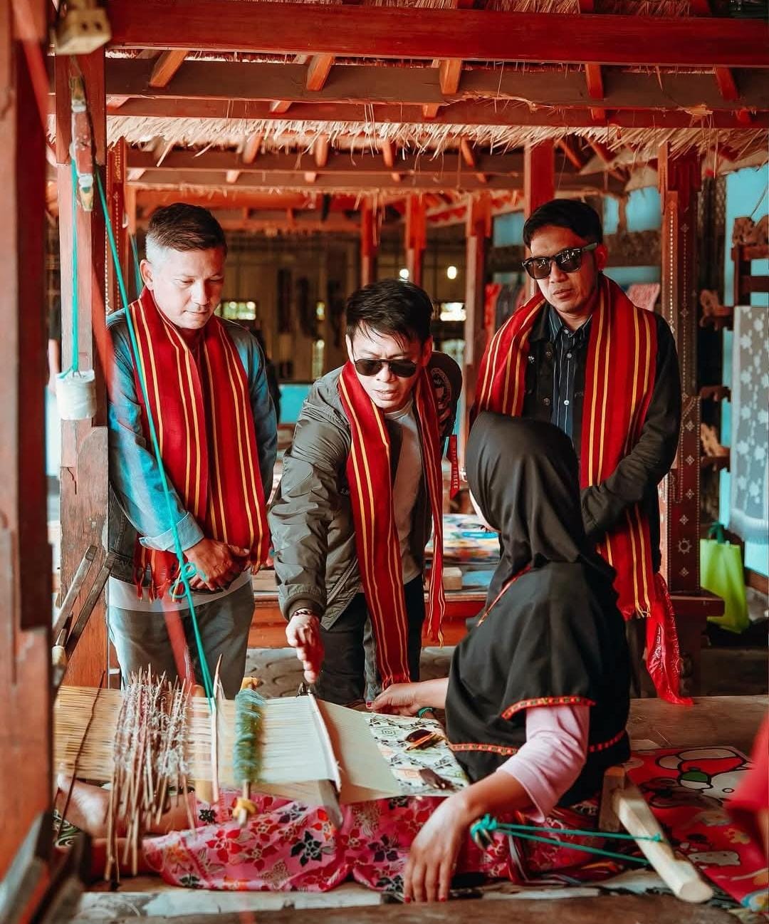 The Dudas sempat berkunjung ke Desa Sukarara Lombok Tengah untuk belajar membuat kain tenun songket khas Lombok di Darma Setya Artshop.