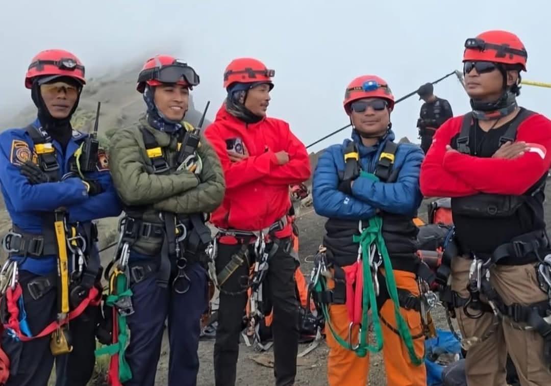 Ternyata yang pertama kali berupaya menyelamatkan dan menemukan Juliana Marins sudah tak bernyawa bukan Agam Rinjani, tapi sosok ini namun tak terekspos.